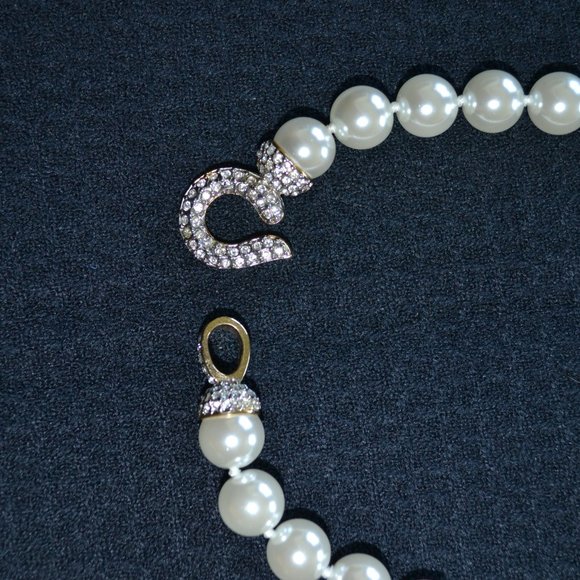 Stunning 32" Pearl Necklace & Rhinestone Closure - Picture 3 of 7